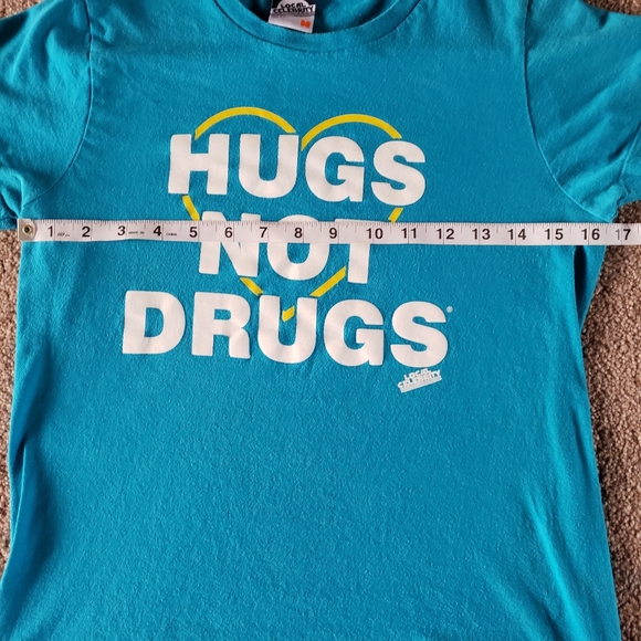 Local Celebrity Hugs Not Drugs Size Medium - Picture 2 of 11